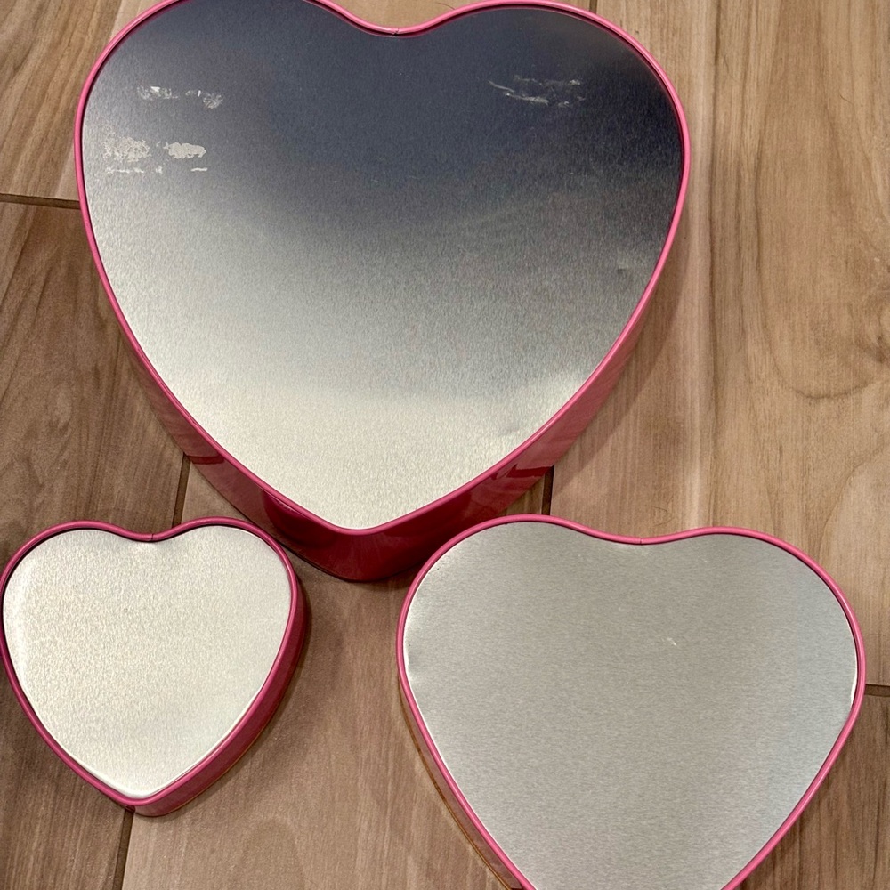 NWOT Set of 3 Heart-Shaped Wooden nesting Boxes with Red & Pink heart Accents - Picture 4 of 4